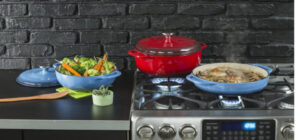 Read more about the article Aluminum Dutch Oven vs Cast Iron: Choosing the Right Cookware